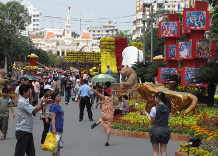 La rue Nguyễn Huệ (HCMC) décorée pour le Têt